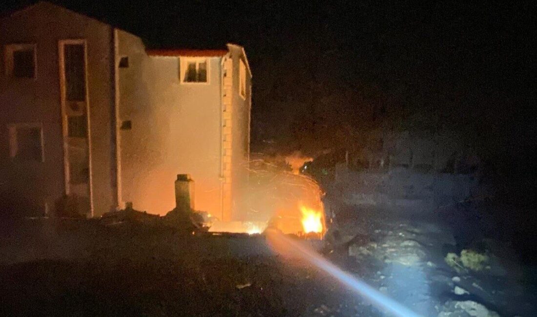 Dikili’de otluk alandaki yangın evlere sıçradı: 11 ev zarar gördü İzmir’in Dikili ilçesine bağlı Çandarlı Mahallesi’ndeki bir sitede, gece yarısı