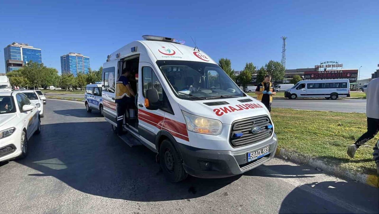 Sivas’ta dikkatsizlik nedeniyle kavşakta iki aracın karıştığı kazada 3 kişi