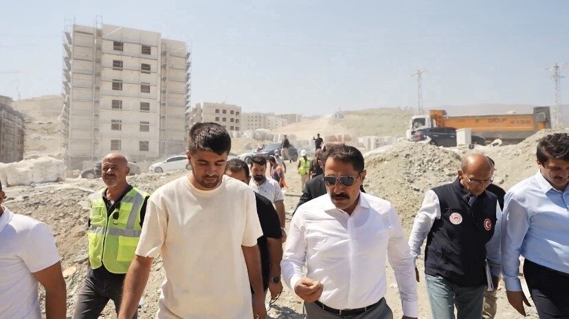 Hatay’ın Antakya ilçesinde yapımı süren afet konutlarında çalışmalar aralıksız devam