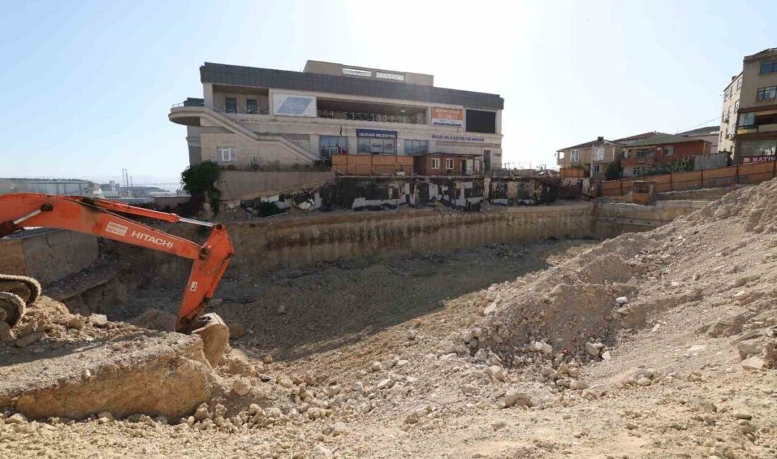 Dilovası’nda yapımına devam edilen Kent Meydanı projesinde temel hafriyat ve