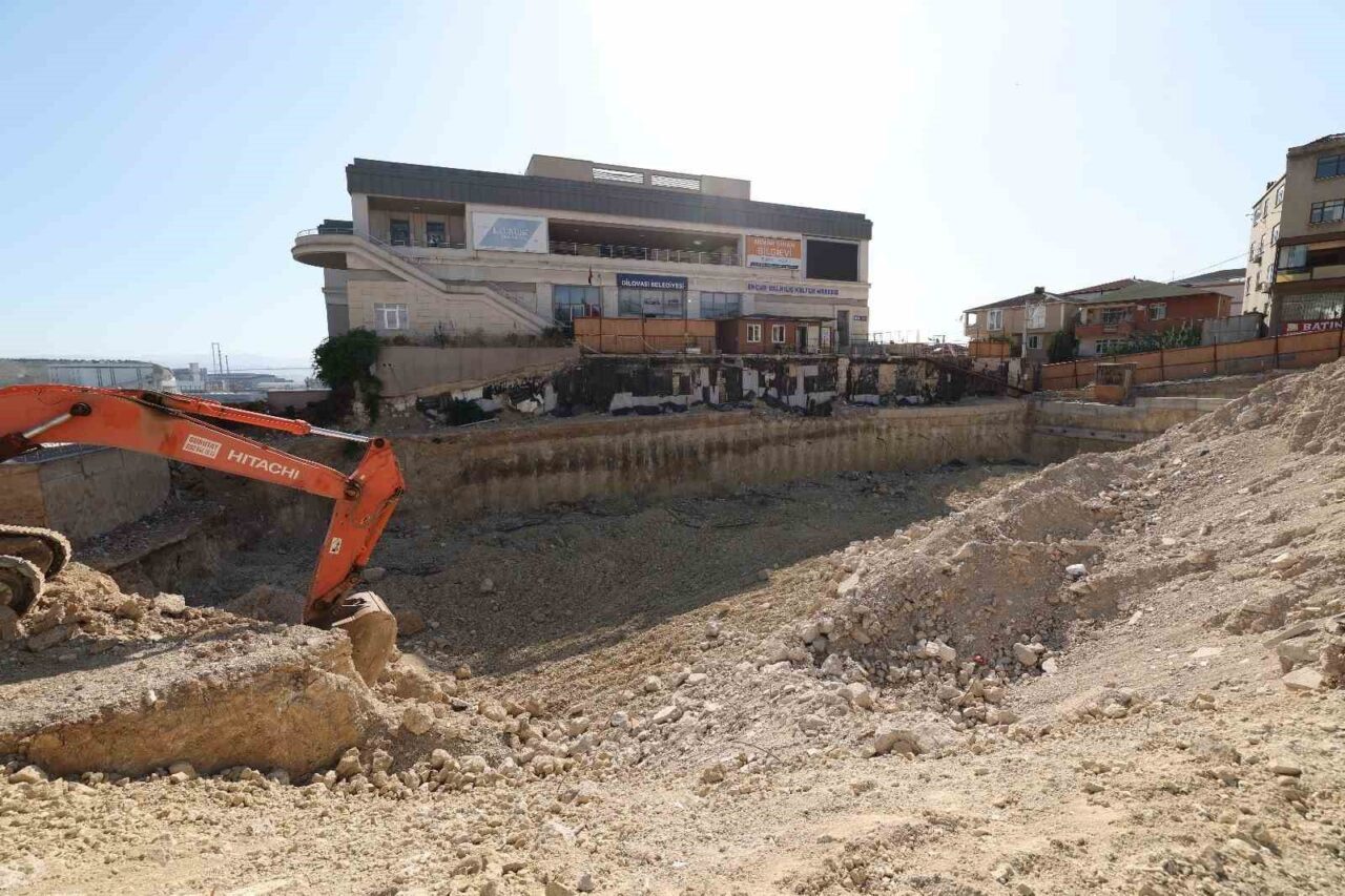 Dilovası’nda yapımına devam edilen Kent Meydanı projesinde temel hafriyat ve