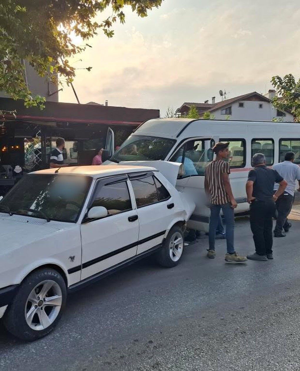 Sakarya’nın Hendek ilçesinde seyir halindeyken direksiyon başında fenalaşan yaşlı adam