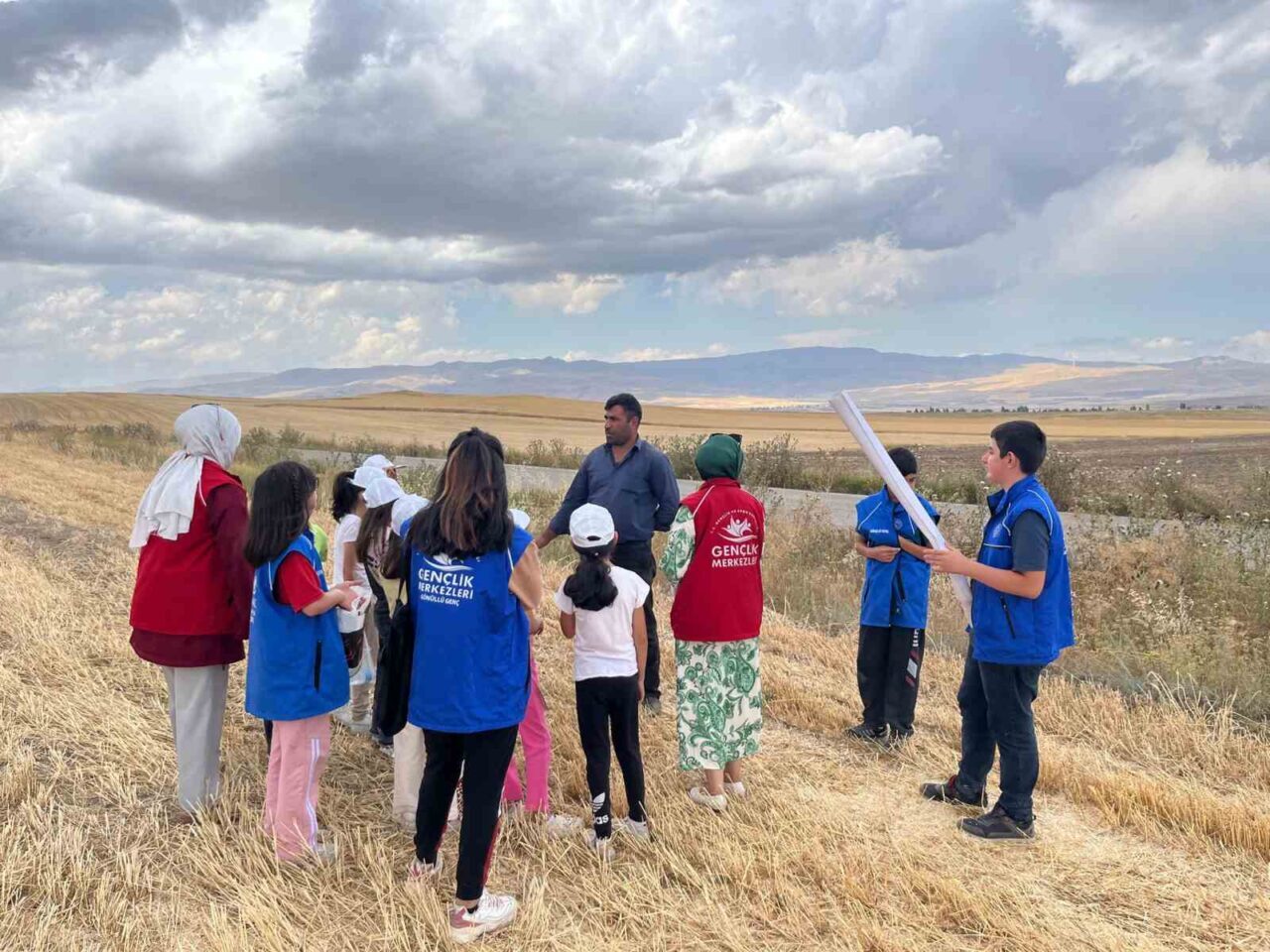 Ağrı’nın Diyadin ilçesinde Gençlik Merkezi gönüllüleri, modern tarım teknikleriyle gerçekleştirilen