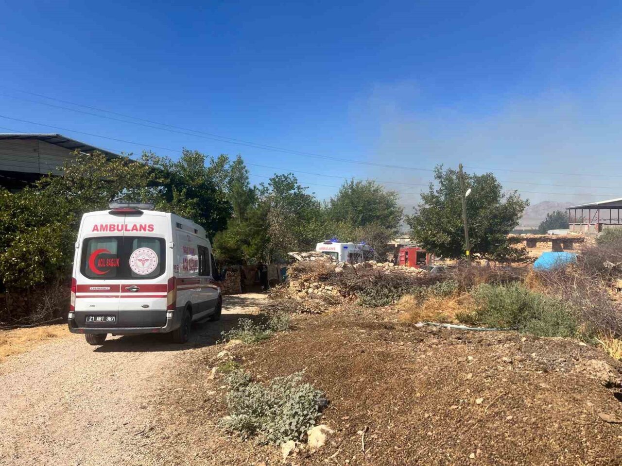 Diyarbakır Valiliği, Lice ilçesinde çıkan örtü yangınında 3 kişinin dumandan