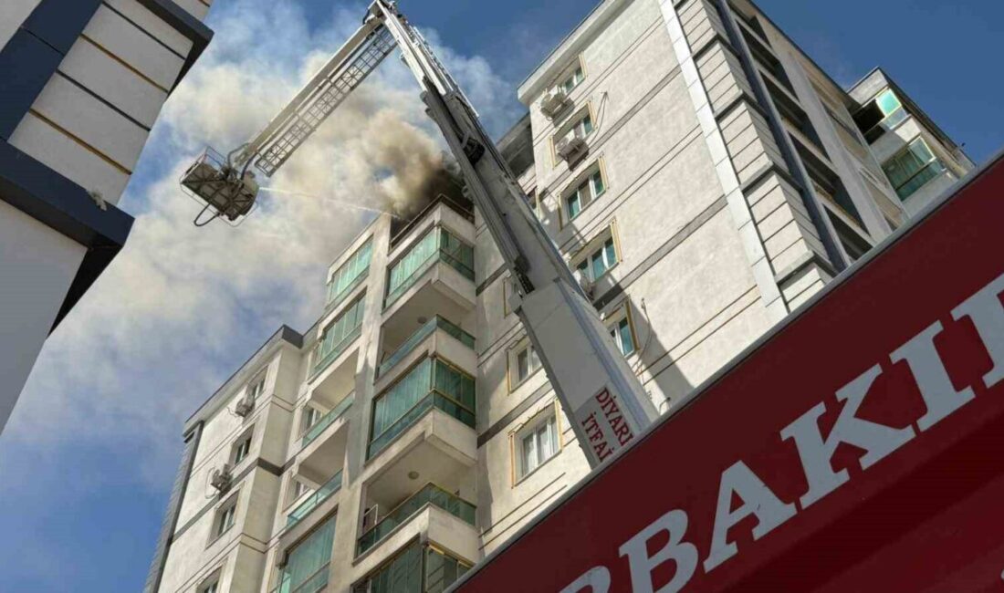 Diyarbakır’ın Bağlar ilçesinde 8 katlı bir apartmanın son katında yangın