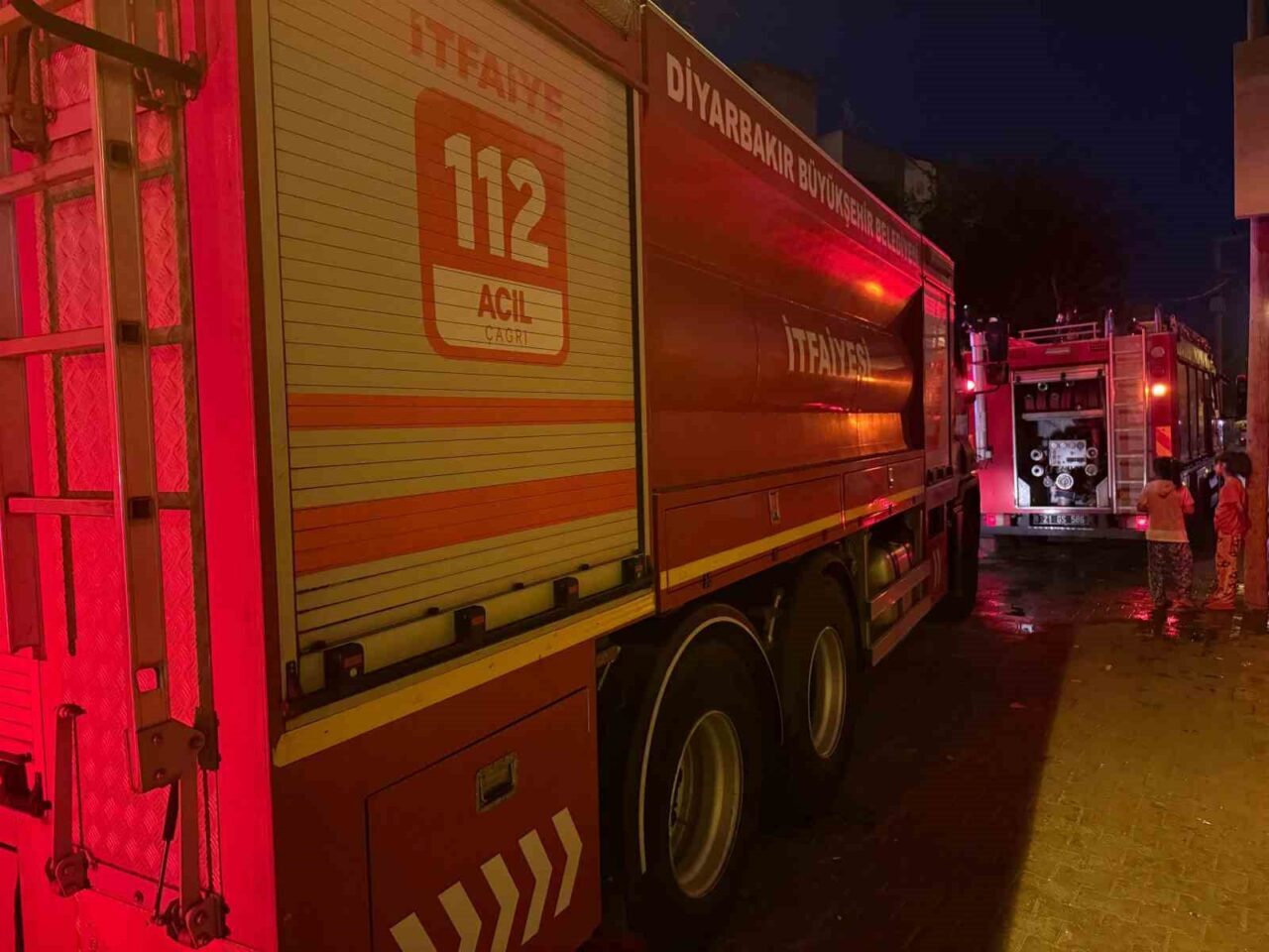 Diyarbakır’da bir evde patlama meydana geldi. Patlama sonrası yangın çıkarken,