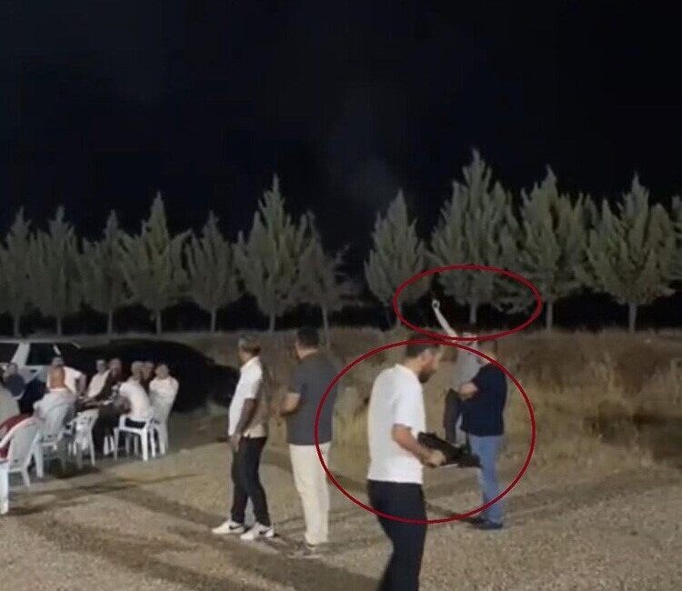 Diyarbakır’ın Bismil ilçesindeki kına merasiminde, eline tabanca ve uzun namlu