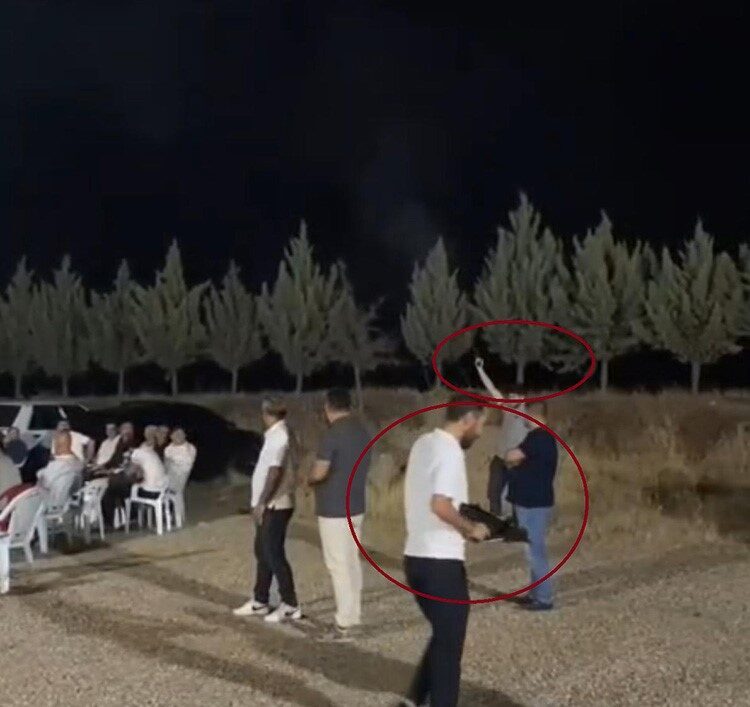 Diyarbakır’ın Bismil ilçesindeki kına merasiminde, eline tabanca ve uzun namlu