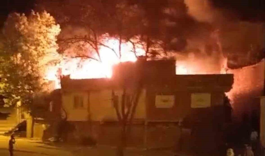 Diyarbakır’ın Ergani ilçesinde boş olan bir ev, alev topuna dönerek