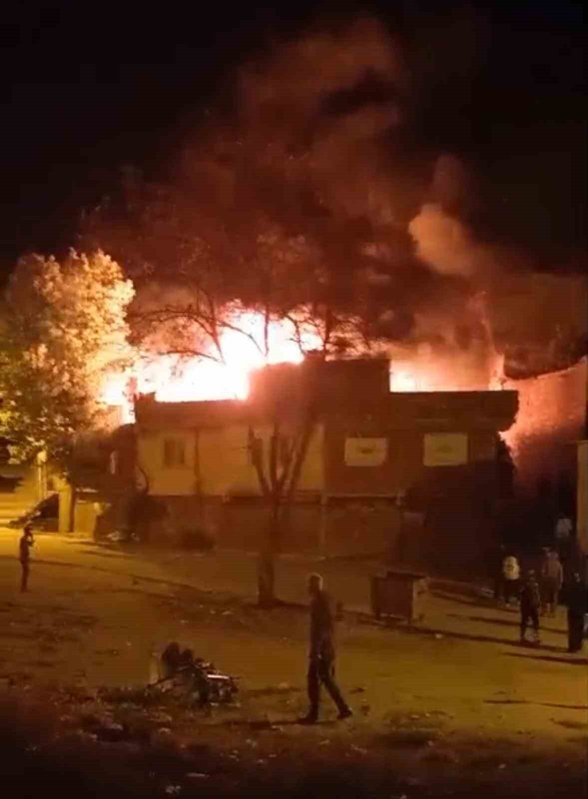 Diyarbakır’ın Ergani ilçesinde boş olan bir ev, alev topuna dönerek