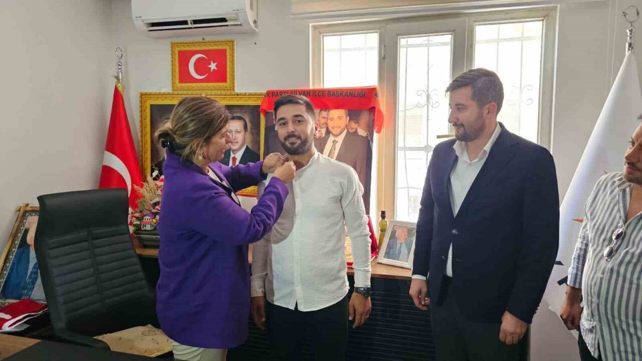 Diyarbakır’da Cumhuriyet Halk Partisi’nden (CHP) bir grup, Adalet ve Kalkınma