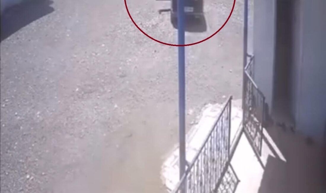 Diyarbakır’ın Sur ilçesinde el freni çekilmeyen otomobilin duvara çarptığı anlar