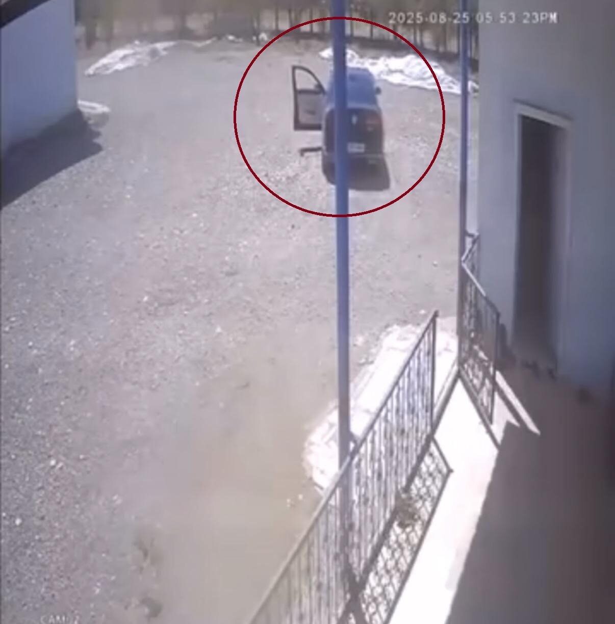 Diyarbakır’ın Sur ilçesinde el freni çekilmeyen otomobilin duvara çarptığı anlar