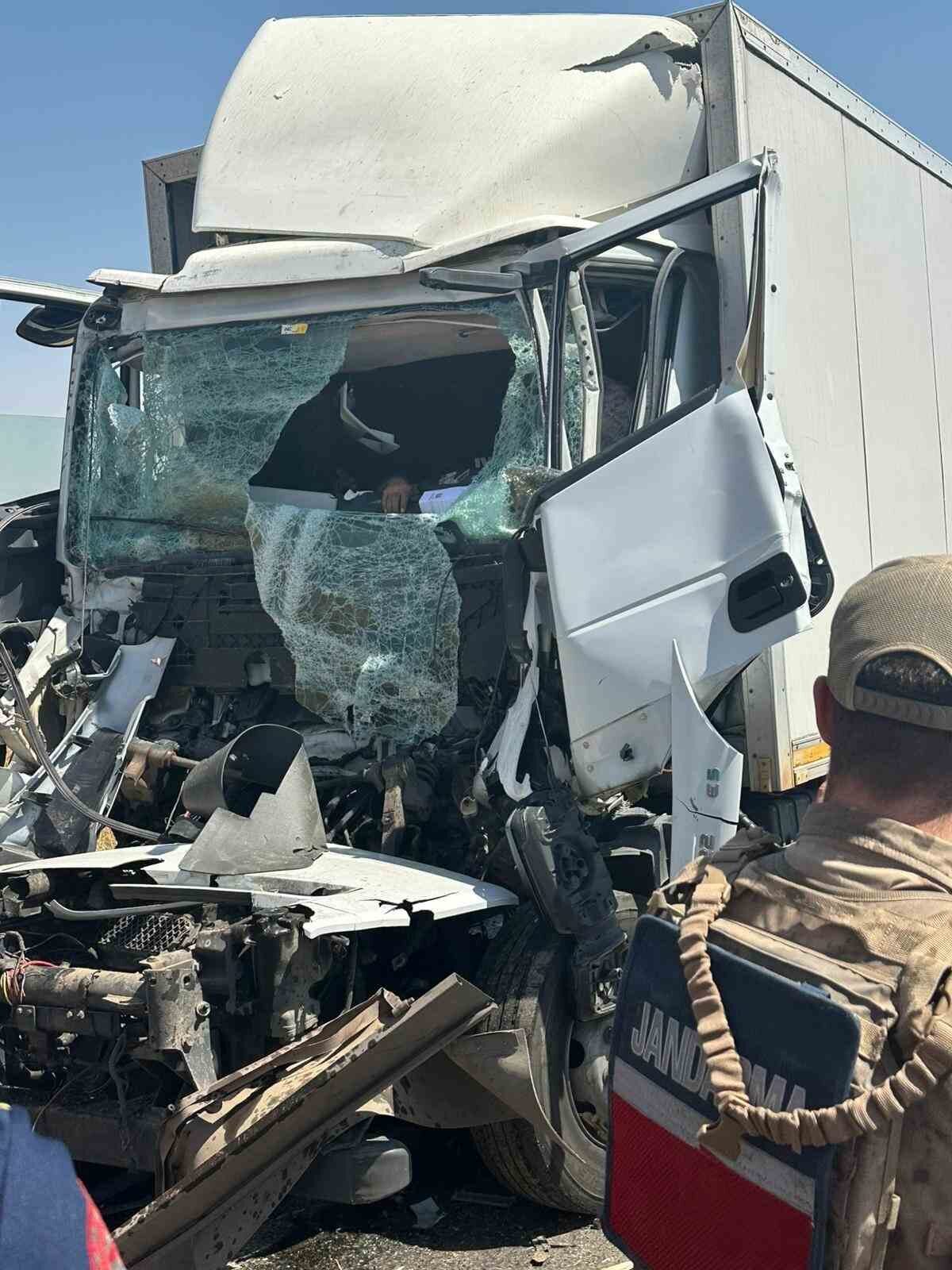 Diyarbakır’ın Silvan ilçesinde kamyona arkadan çarpan tır sürücüsü hayatını kaybetti.