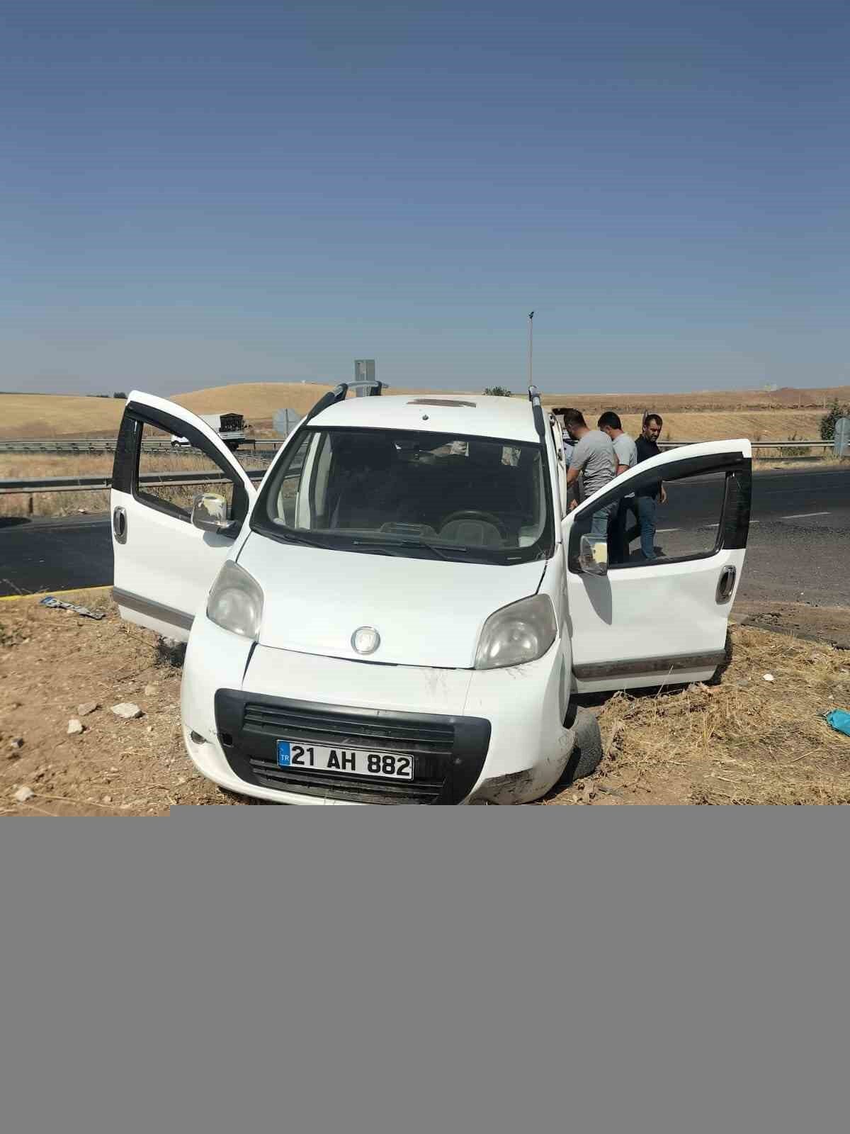 Diyarbakır’ın Çınar ilçesinde otomobil ile hafif ticari aracın çarpışması sonucu