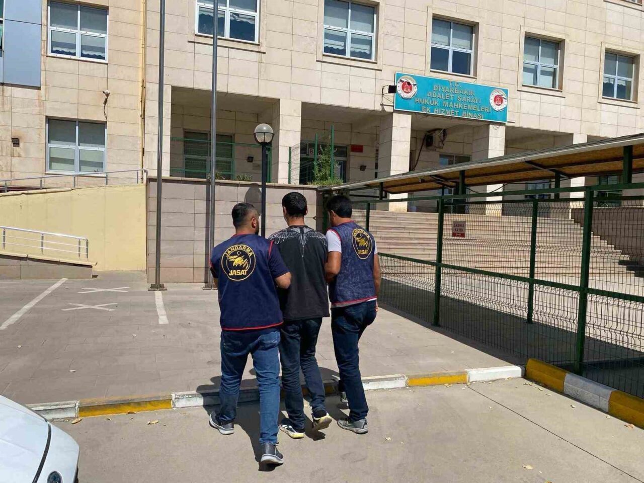 Diyarbakır’da jandarma ekiplerince düzenlenen operasyonlarda haklarında kesinleşmiş hapis cezası bulunan