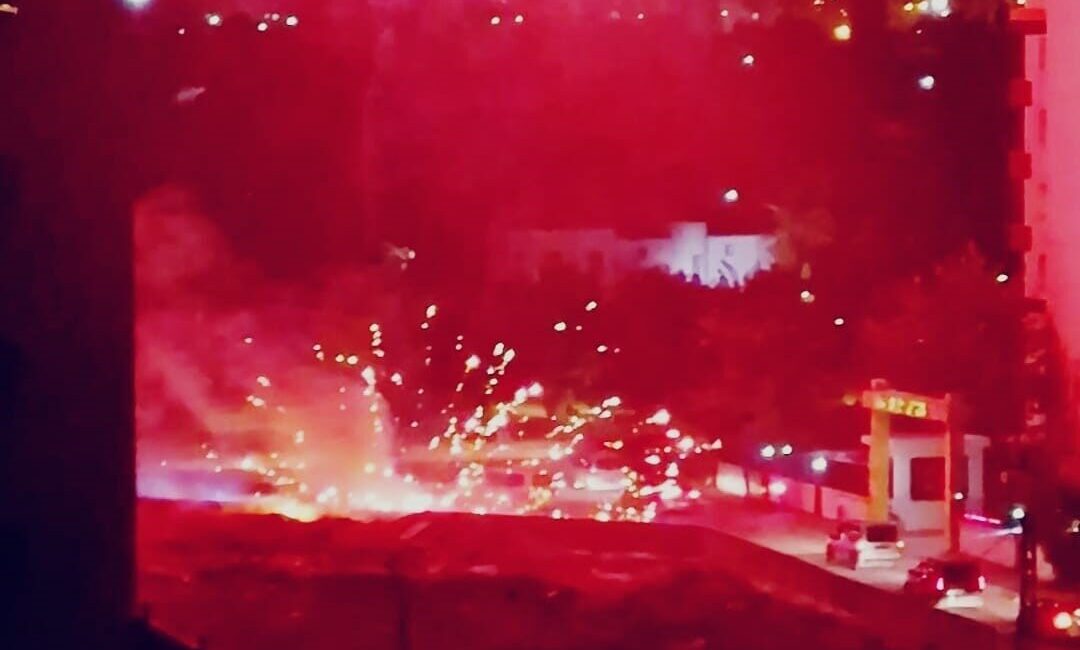 Diyarbakır’da havai fişekler inşaat alanındaki malzemeleri tutuşturdu, düğün konvoyundaki vatandaşlar