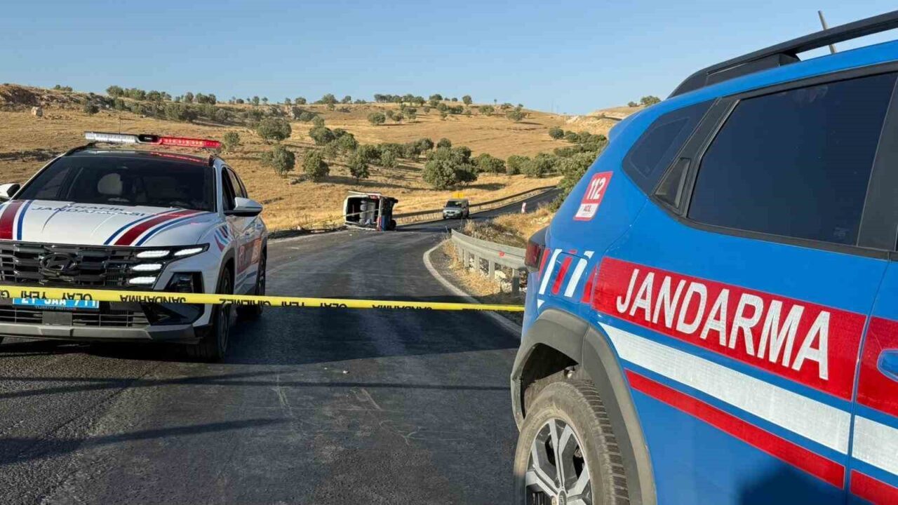 Diyarbakır’da sürücüsünün direksiyon hakimiyetini kaybettiği kadınları taşıyan minibüs devrildi. Kazada