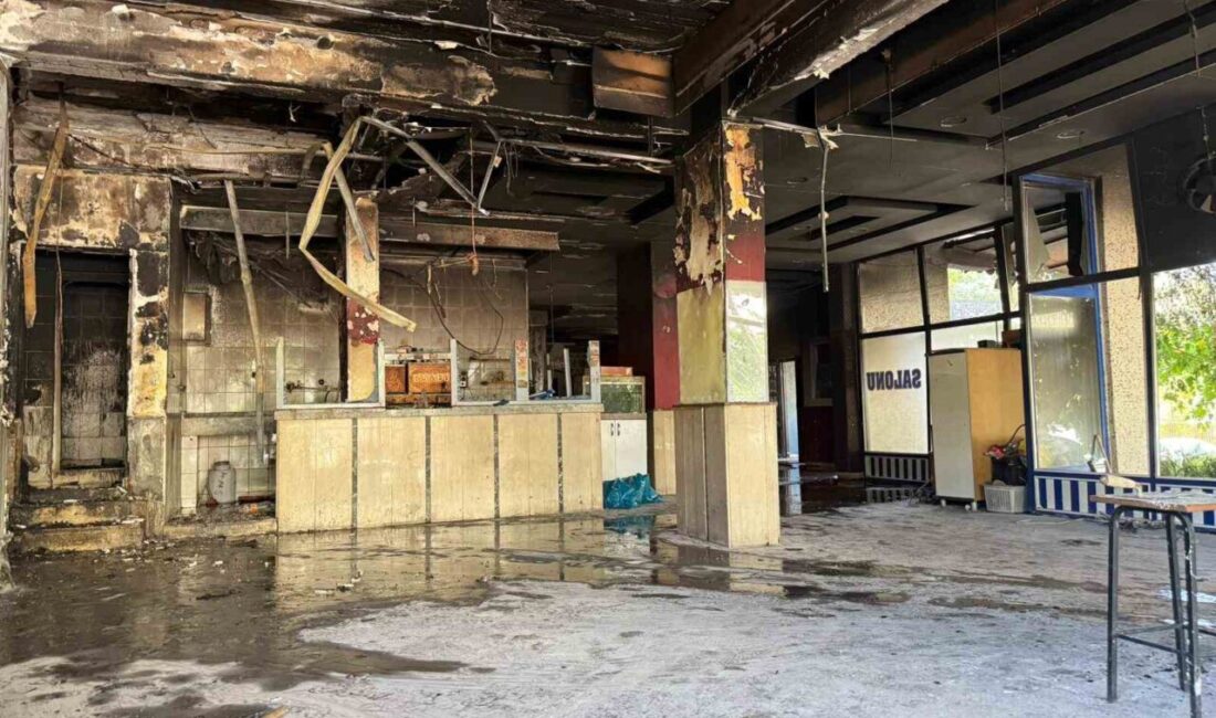 Diyarbakır’ın merkez Kayapınar ilçesinde bir apartmanın altındaki kahvehanede elektrik panosundan