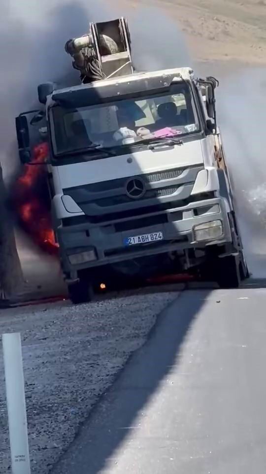 Diyarbakır’da bir kamyon seyir halindeyken alev aldı. Yangın arasözle söndürüldü.