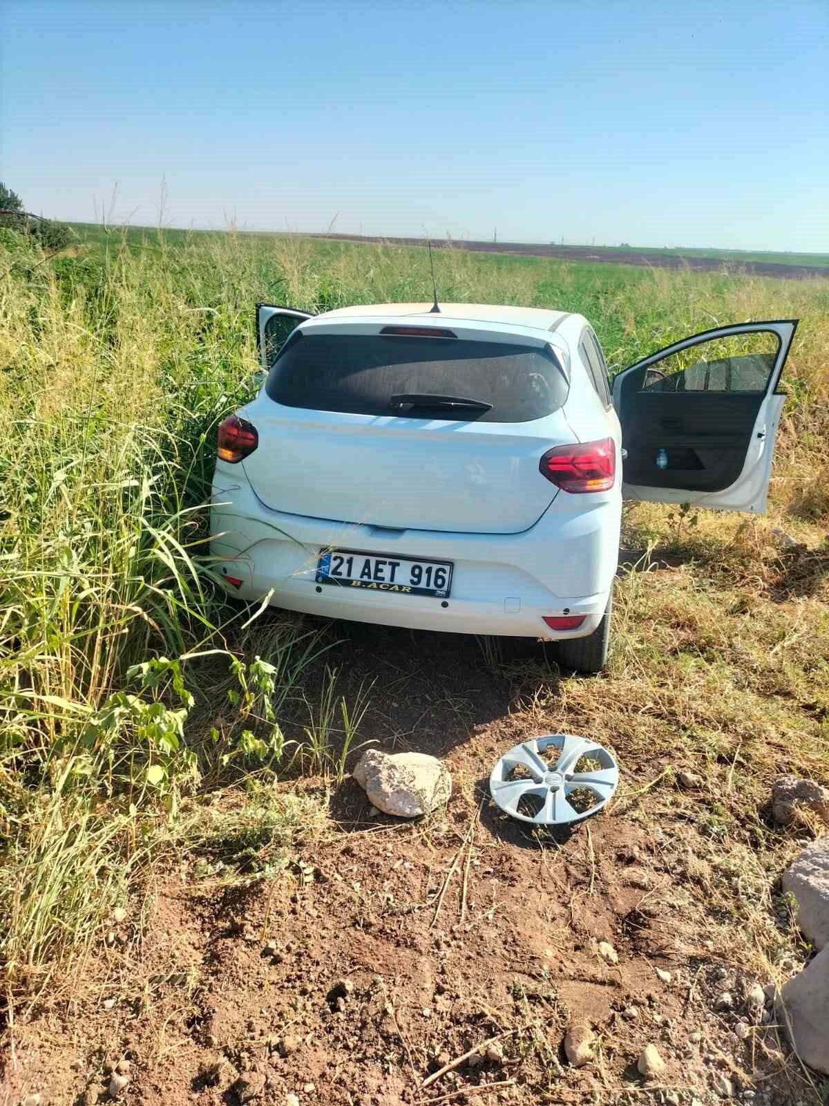 Diyarbakır’ın Çınar ilçesinde sürücüsünün direksiyon hakimiyetini kaybettiği otomobil tarlaya uçtu.