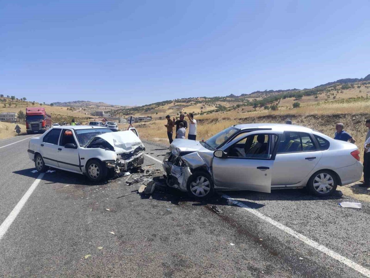Diyarbakır’ın Çermik ilçesinde iki otomobilin kafa kafaya çarpıştığı kazada 2
