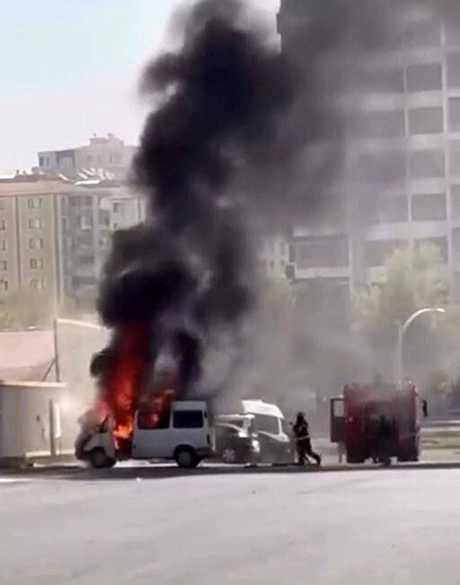 Diyarbakır’da bir minibüs park halindeyken alev aldı. İtfaiye ekipleri yangına
