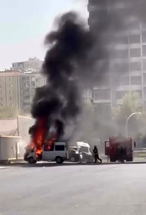 Diyarbakır’da bir minibüs park halindeyken alev aldı. İtfaiye ekipleri yangına