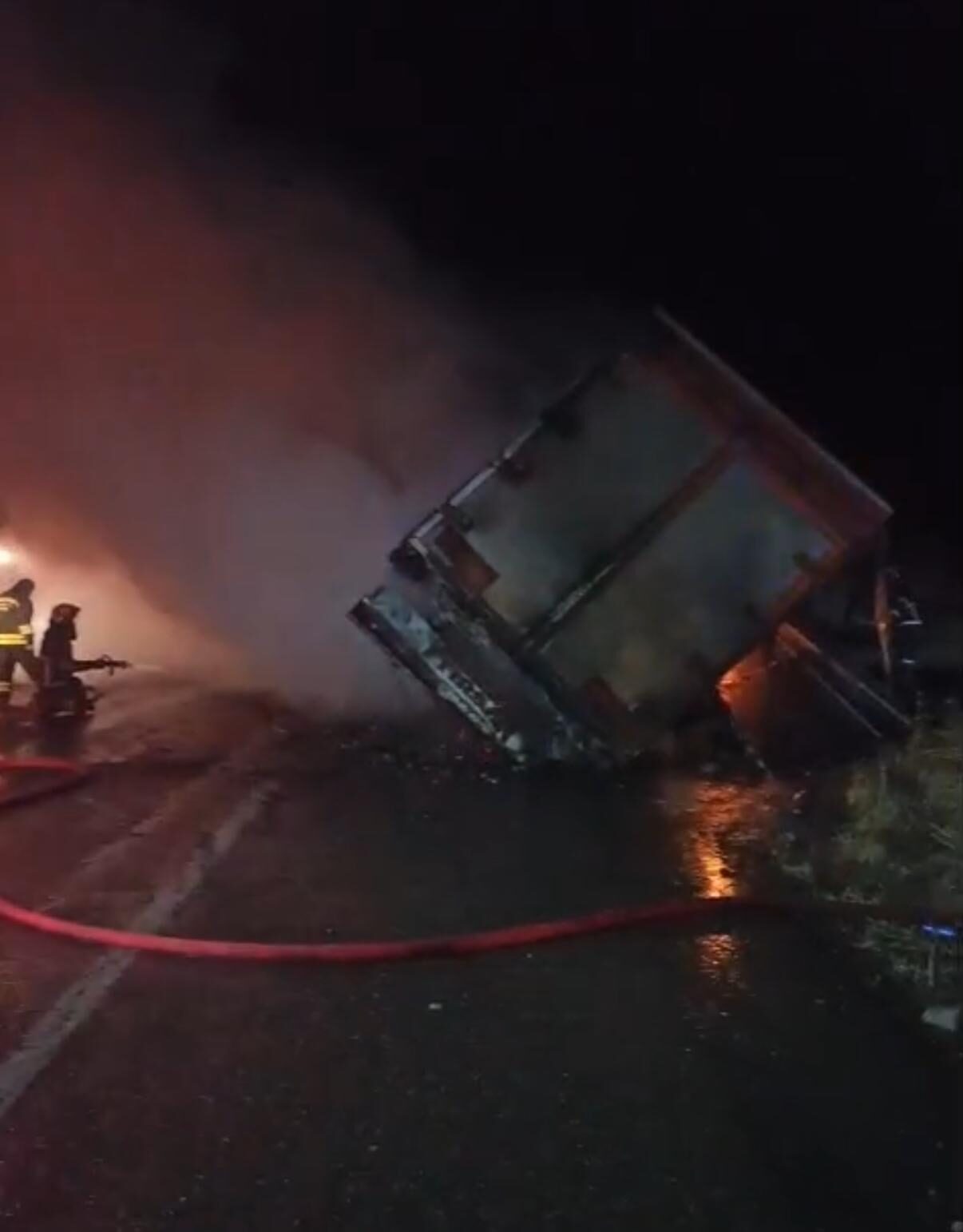 Diyarbakır’ın merkez Bağlar ilçesinde kaza sonrası yanan tırın sürücüsü hafif
