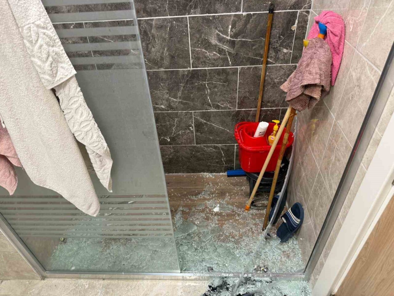 Diyarbakır’da bir kadının üstüne duşa kabini düştü. Vücudunda kesiklerin oluşmasıyla