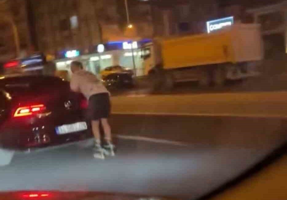 Diyarbakır’da patenli genç, akşam saatlerinde bir aracın arkasına tutunarak ilerledi.