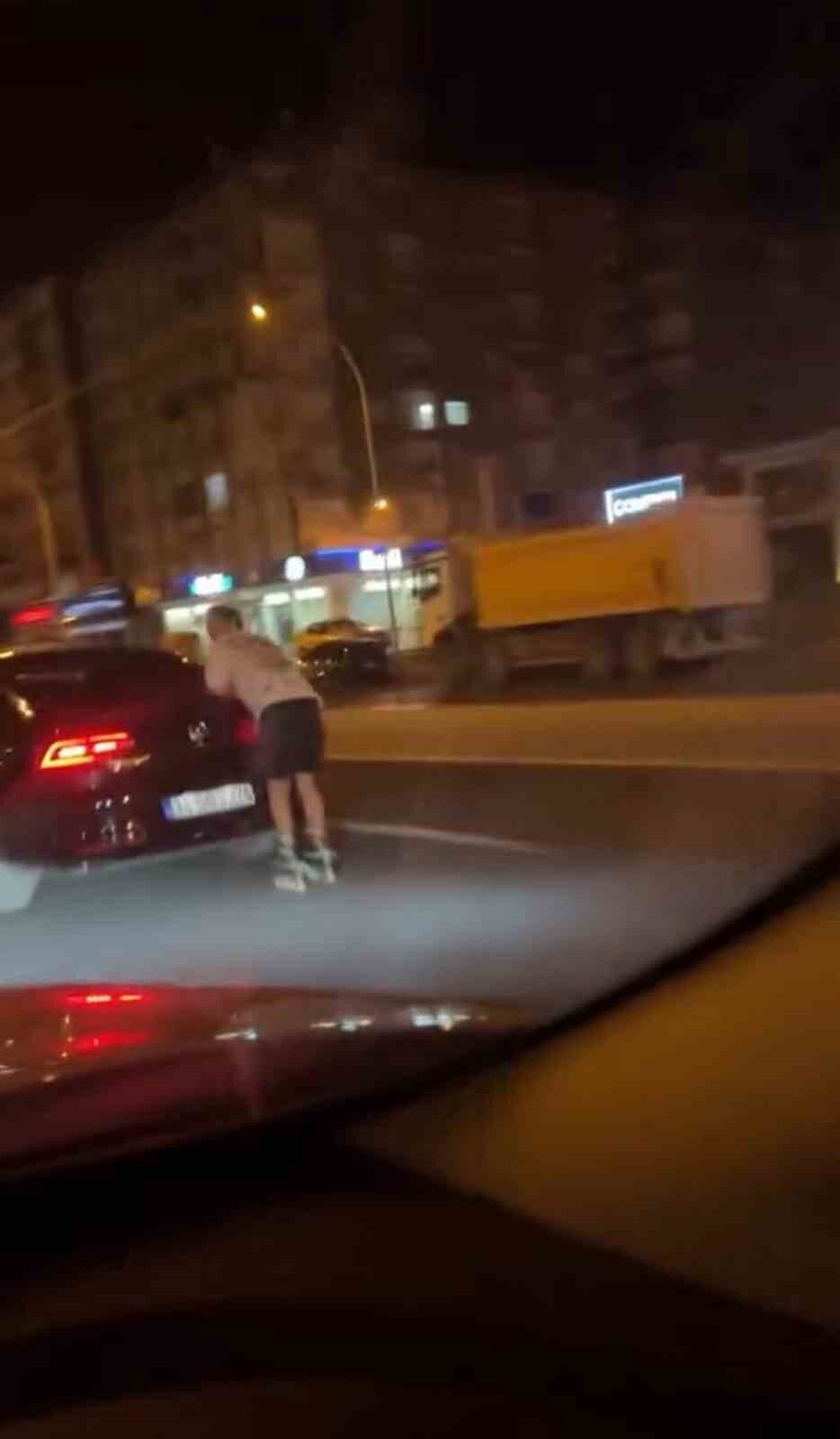 Diyarbakır’da patenli genç, akşam saatlerinde bir aracın arkasına tutunarak ilerledi.