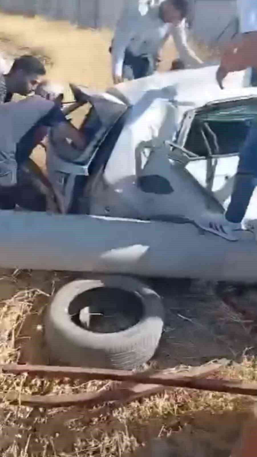 Diyarbakır’da, sürücüsünün direksiyon hakimiyetini kaybettiği aracın yoldan çıkarak bariyer ve