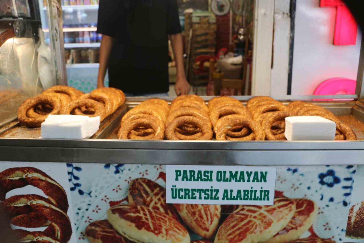 Diyarbakır Şehirlerarası Otobüs Terminali’nde esnaf, ihtiyaç sahiplerine 6 yıldır ücretsiz