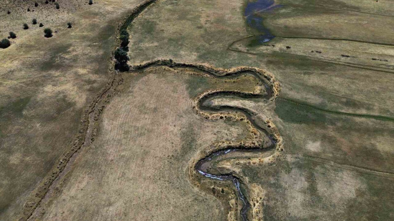 Bitlis’in doğa harikası Güzeldere Vadisi’ndeki menderesler, kurak geçen yaz mevsiminden