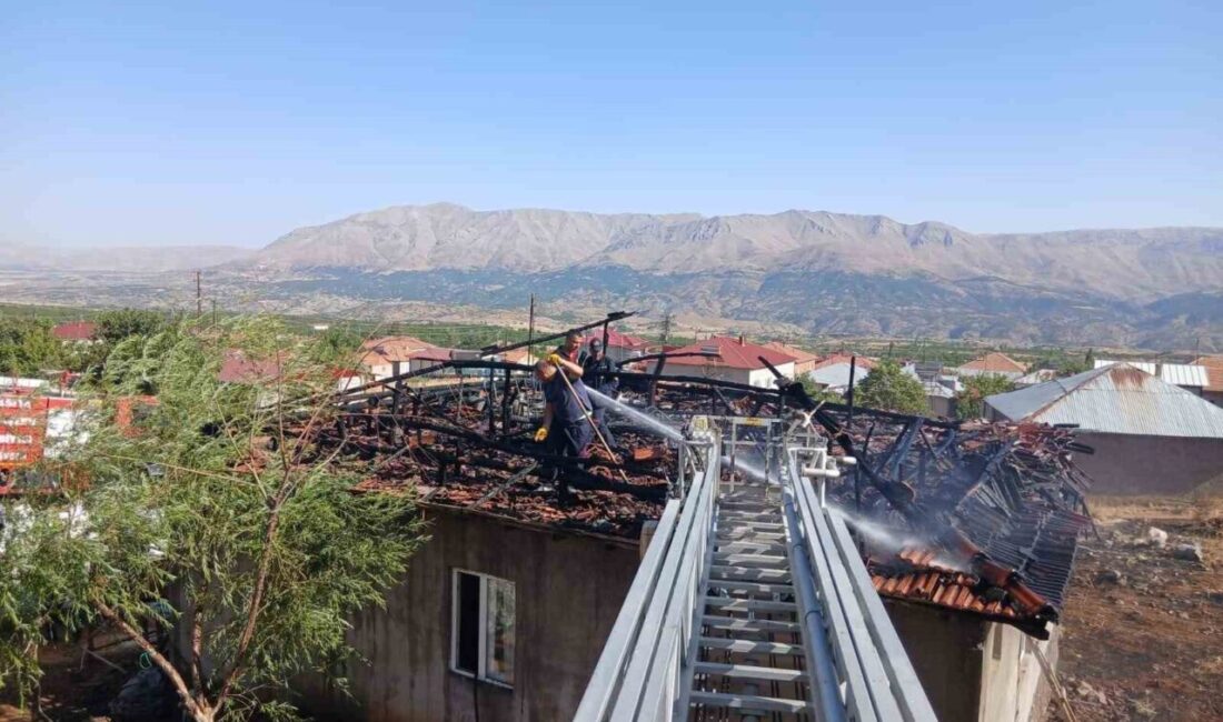 Malatya’nın Doğanşehir ilçesinde bir evin çatısında çıkan yangın itfaiye tarafından