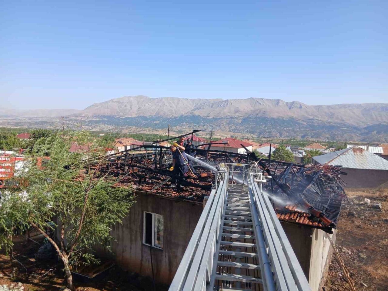 Malatya’nın Doğanşehir ilçesinde bir evin çatısında çıkan yangın itfaiye tarafından