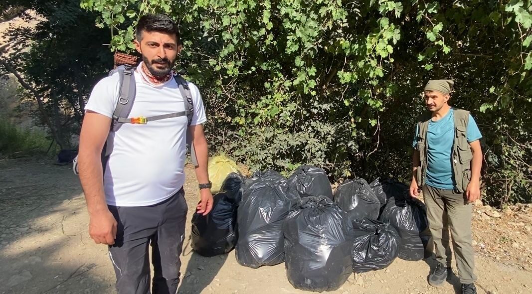 Hakkari’de saklı cennet olarak nitelendirilen Kaval Şelalesi’nde, piknikçilerin geride bıraktığı