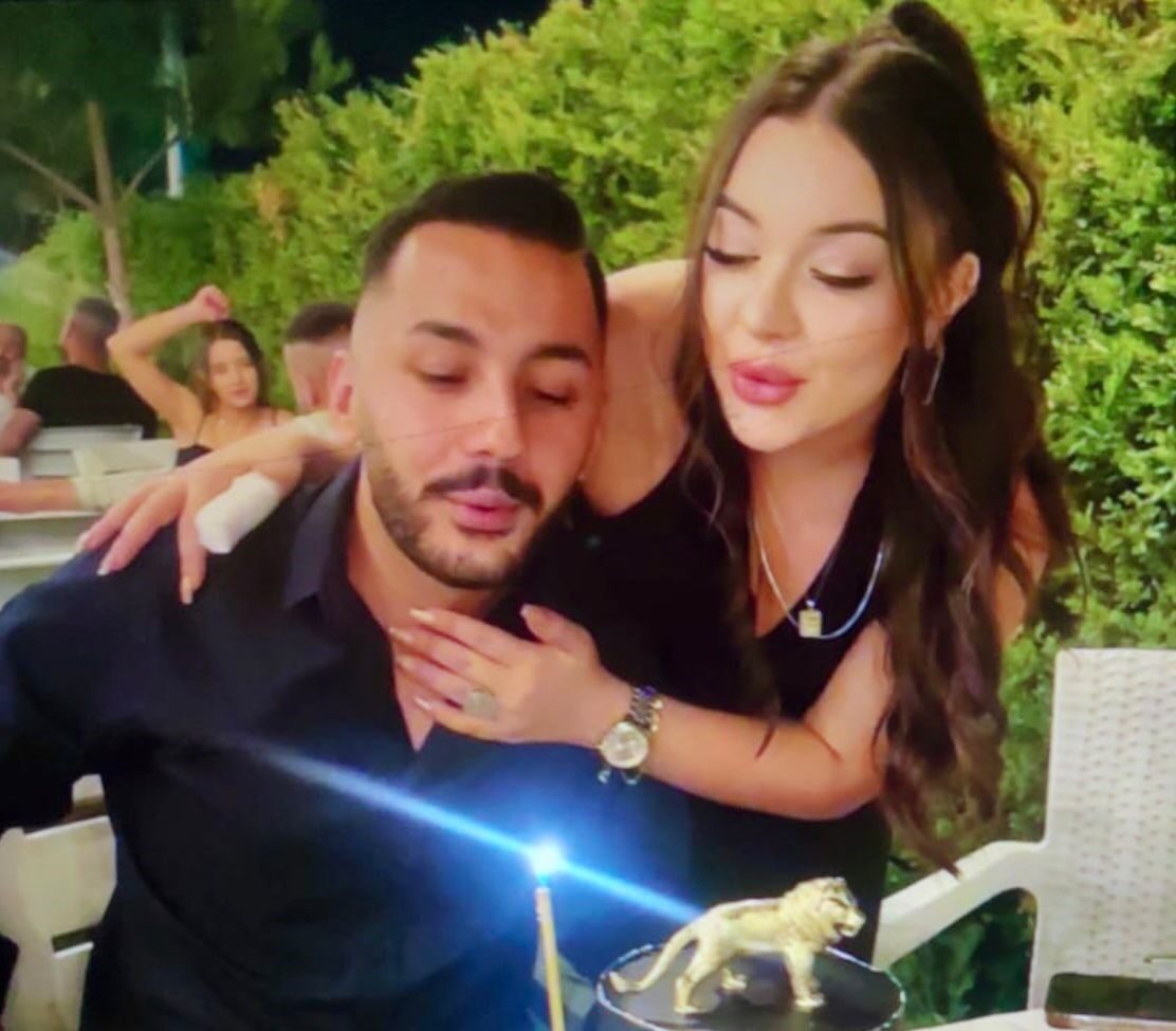 Denizli’de doğum günü partisinden dönen nişanlı çift, ağaca saplanan otomobilde