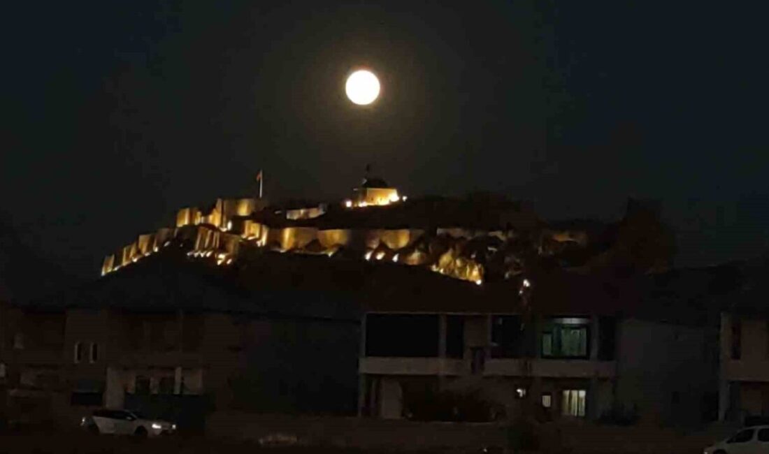 Van semalarında parlayan dolunay, tarihi Van Kalesi ile birleşerek görsel