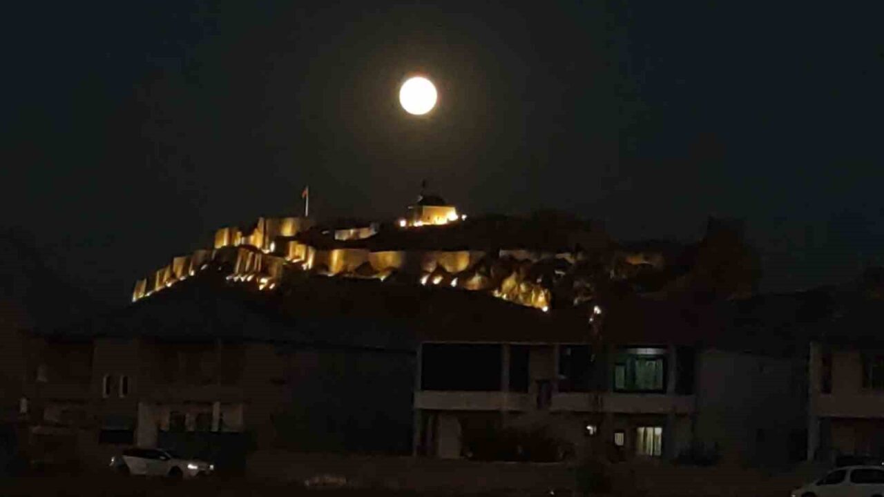 Van semalarında parlayan dolunay, tarihi Van Kalesi ile birleşerek görsel