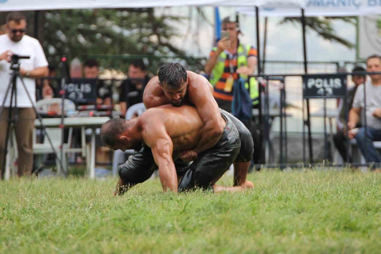 Kütahya’nın Domaniç ilçesinde düzenlenen 664. Tarihi Yağlı Pehlivan Güreşleri, renkli