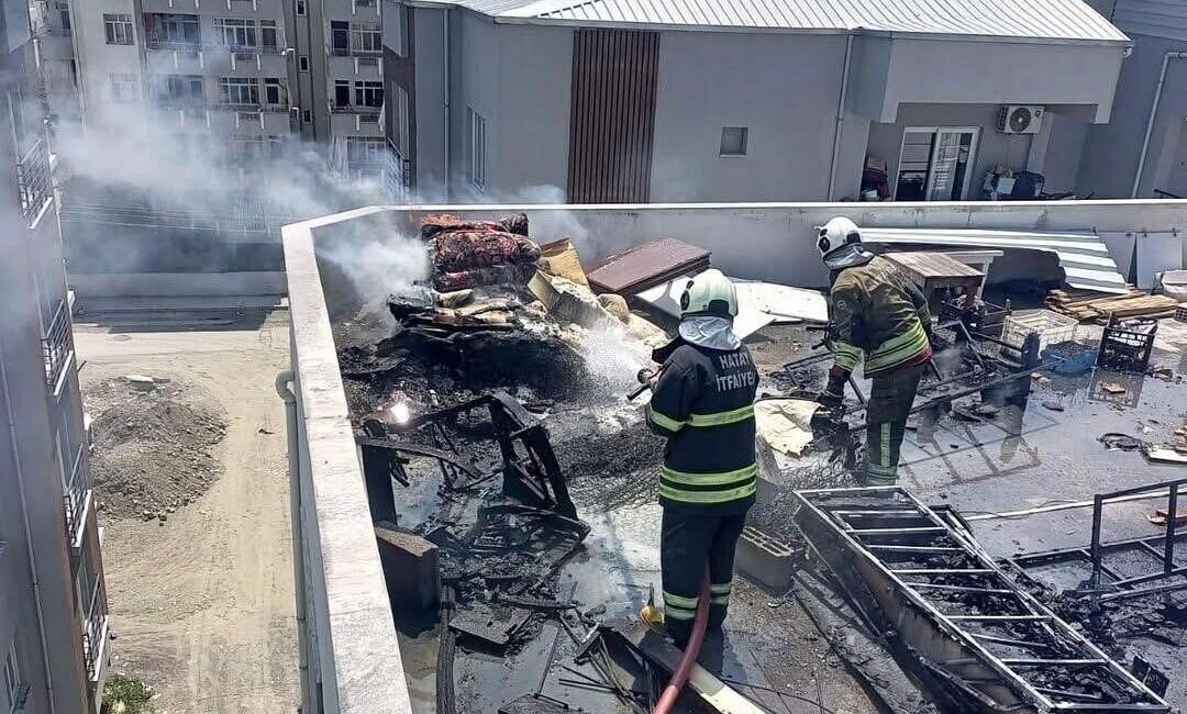 Hatay’ın Dörtyol ilçesinde bir binanın çatı katında çıkan yangın, itfaiye
