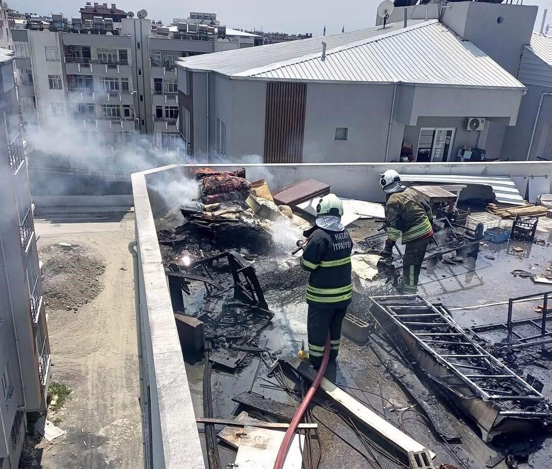 Hatay’ın Dörtyol ilçesinde bir binanın çatı katında çıkan yangın, itfaiye