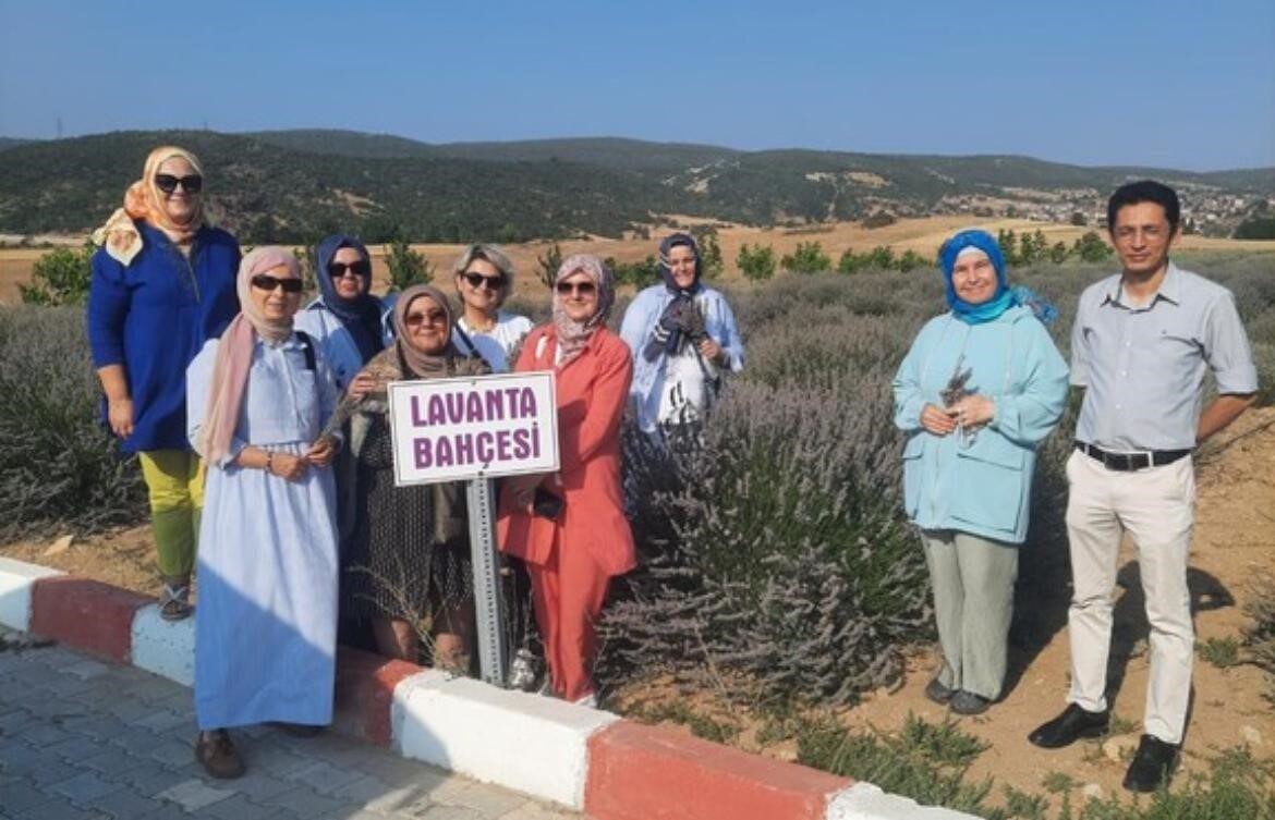 Kütahya’nın Tavşanlı ilçesinde faaliyet gösteren Dost Kalpler Derneği üyeleri, Dumlupınar