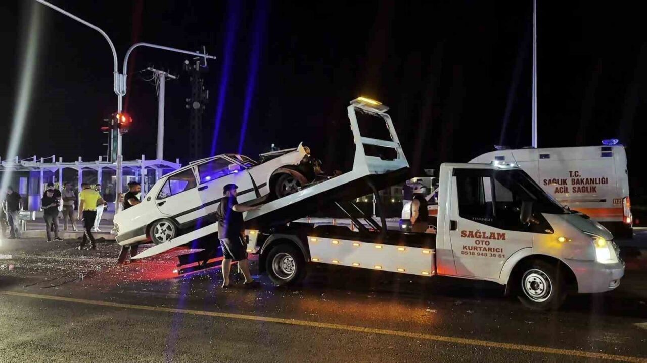Sakarya’nın Adapazarı ilçesinde duble yolda iki otomobilin çarpışması neticesinde meydana