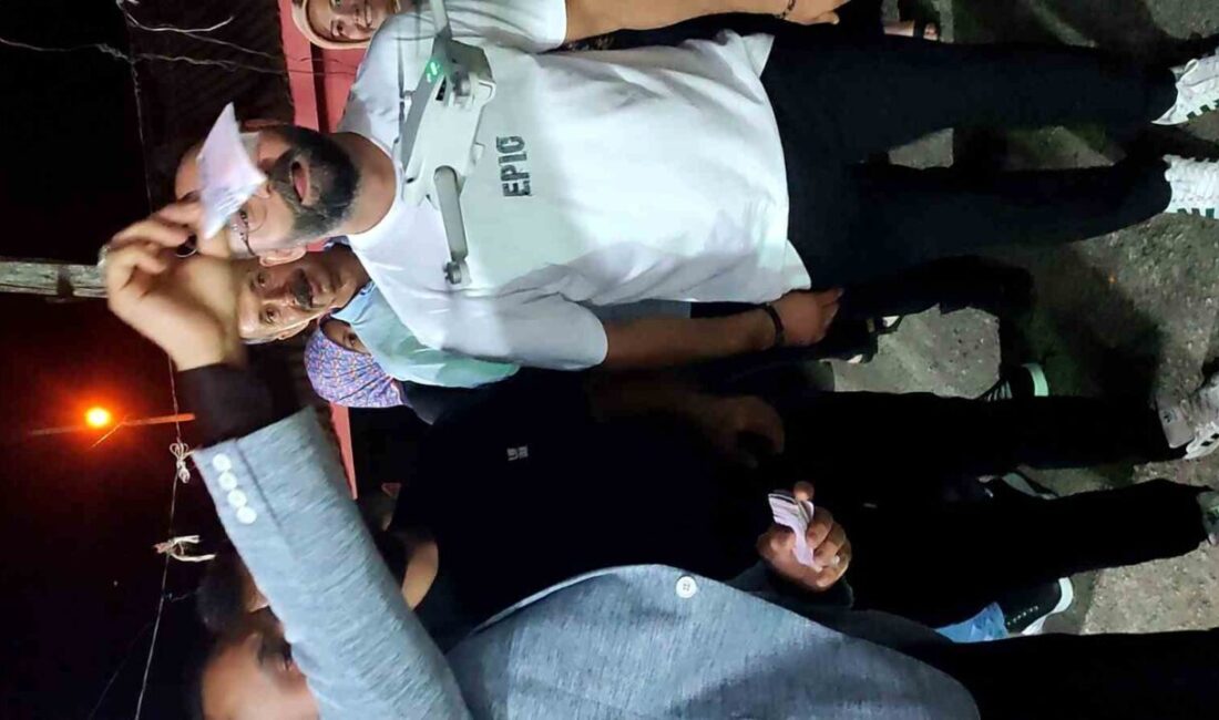 Halay çektiği esnada kendisini görüntüleyen drona para takmak isteyen düğün