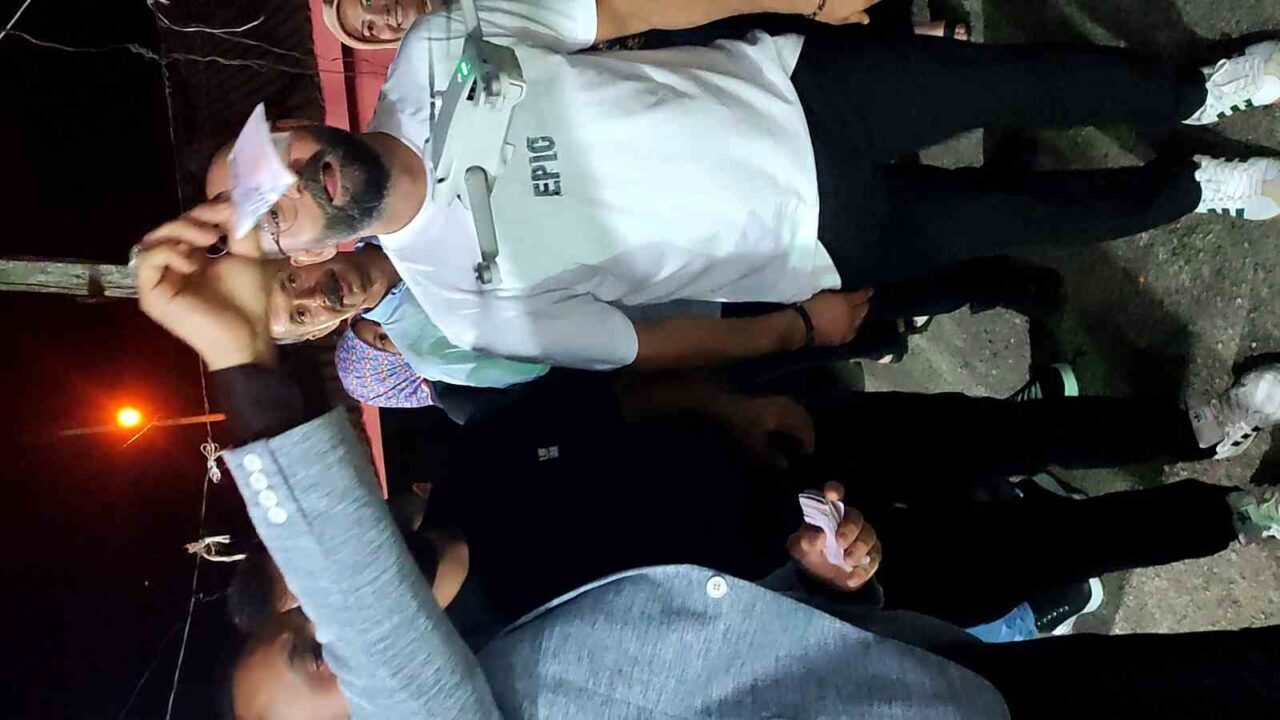 Halay çektiği esnada kendisini görüntüleyen drona para takmak isteyen düğün