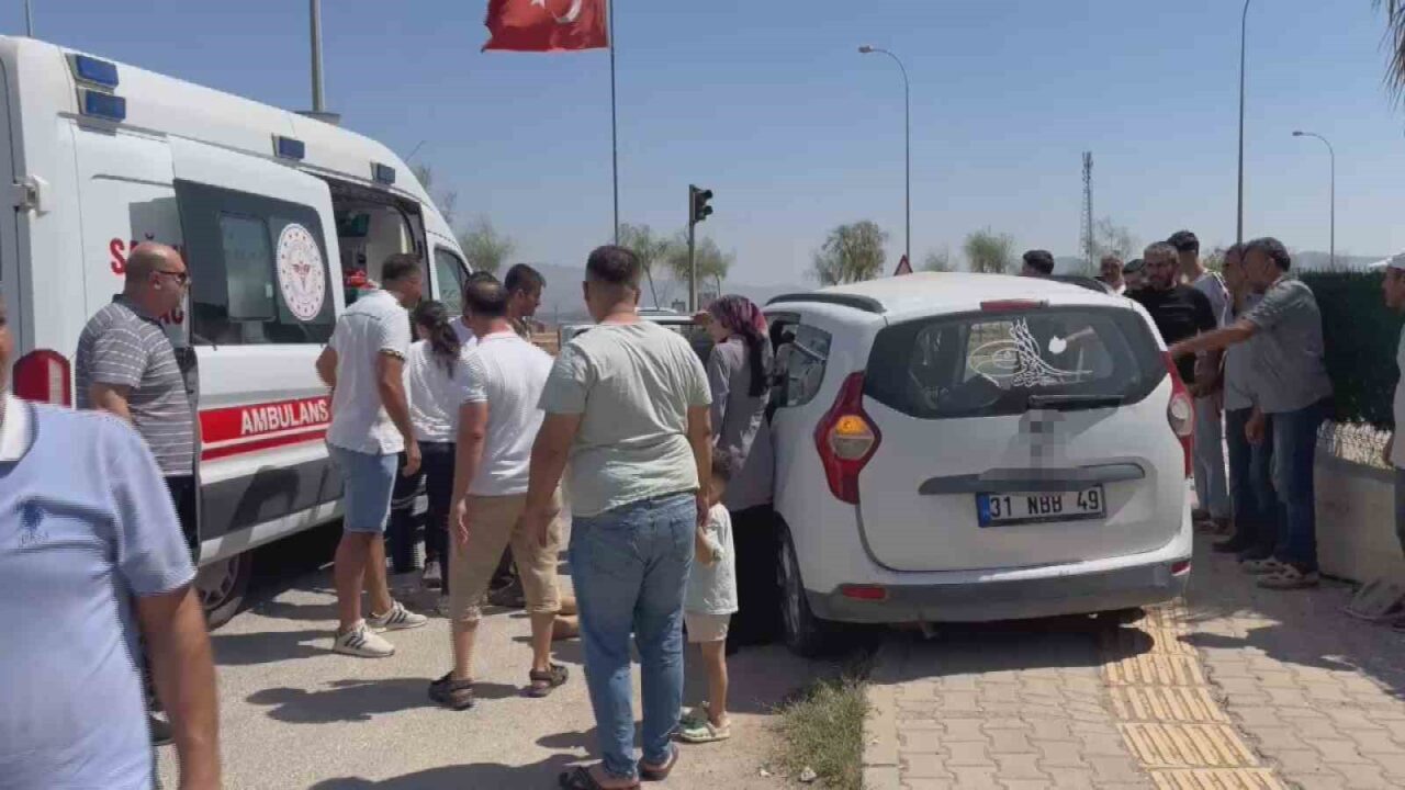 Hatay’ın Hassa ilçesinde otomobilin çekiciyle çarpıştığı kazada 3 kişi hayatını