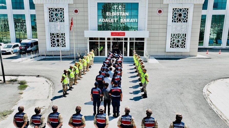 Kahramanmaraş’ın Ekinözü ilçesinde düğün sırasında 22 yaşındaki gencin silahla yaralanmasına